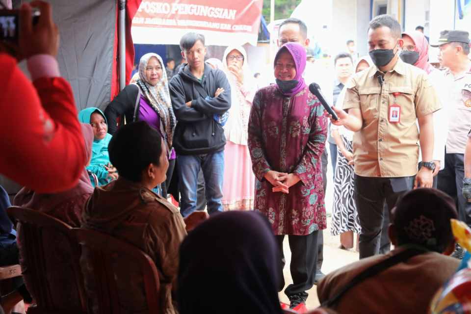 Menteri Sosial Tri Rismaharini saat berdialog dengan ahli waris korban gempa Kabupaten  Cianjur (SinPo.id/Kemensos)