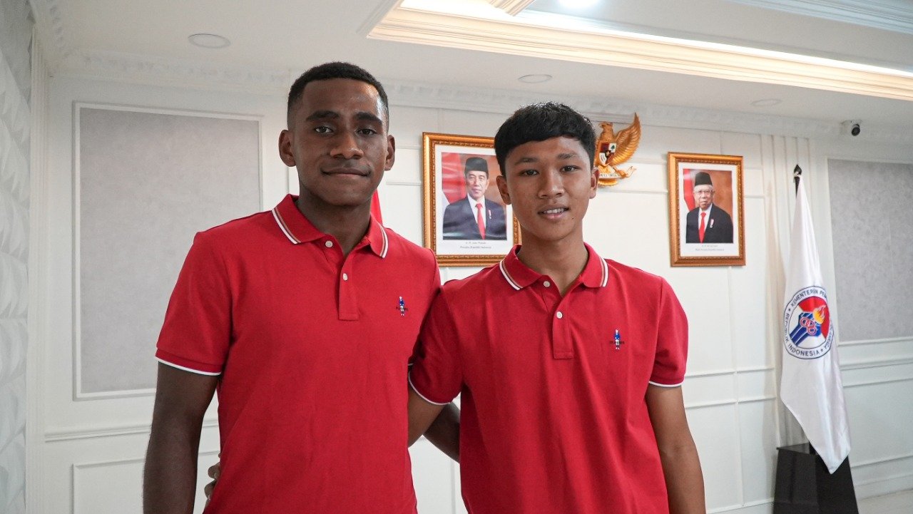 Kapten tim U-16 Indonesia, M. Iqbal Gwijangge dan Eriko Sulastiano untuk menjalani trial di Hongaria (PSSI.org)