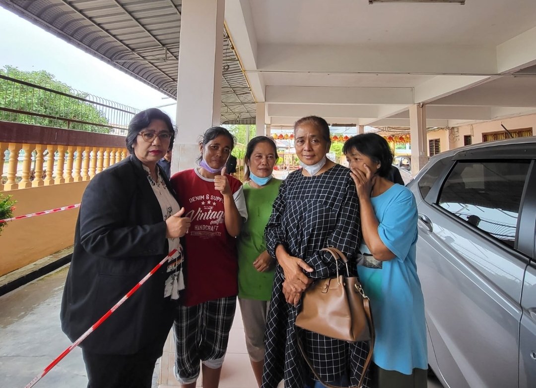 Empat kekerja migran asal Lampung bersama anggota Komisi IX DPR RI, Irma Suryani, saat dibebaskan. (SinPo.id/Ist)