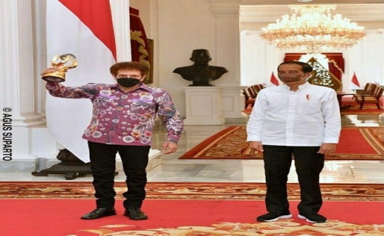 Presiden Joko Widodo Berfoto Bersama Vokalis God Bless, Ahmad Albar/Instagram Jokowi