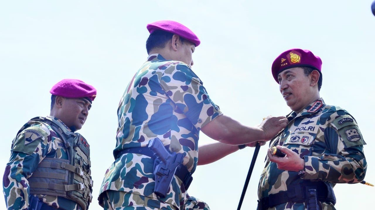 Penyematan warga kehormatan Marinir ke Kapolri Jenderal Listyo Sigit Prabowo/ Dok. Polri