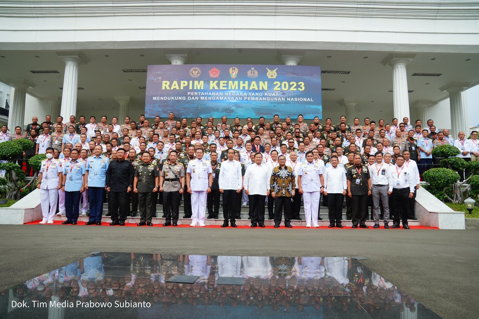 Presiden Jokowi dan Menhan Prabowo berfoto bersama di agenda Rapim 2023/Kemhan