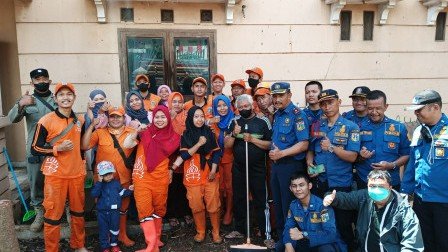Petugas gabungan saat kembali membersihkan rumah Tiko/ beritajakarta