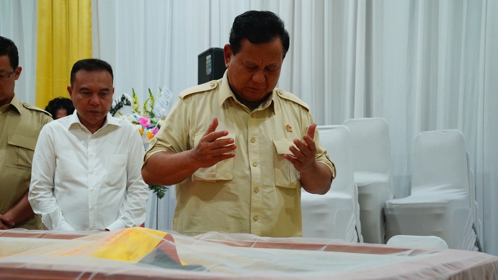 Ketua Umum Partai Gerindra Prabowo Subianto melayat aktivis Lieus Sungkharisma/ Tim Media Prabowo