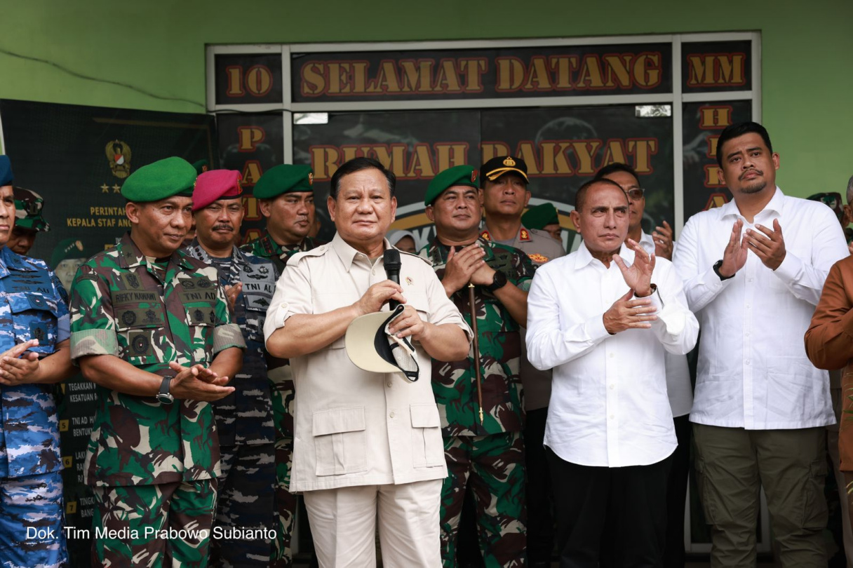 Menhan Prabowo kunjungi Koramil 10 Medan Marelan yang dibangun bersama masyarakat serta menyerahkan 20 unit motor untuk anggota Babinsa koramil 10 (Foto:Tim Prabowo/SinPo.id)