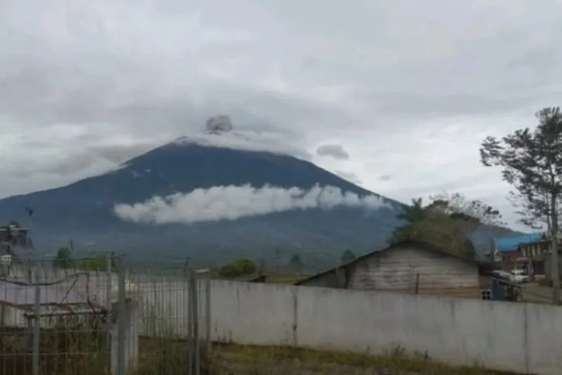 Penampakan Gunung Kerinci saat erupsi/Antara Foto