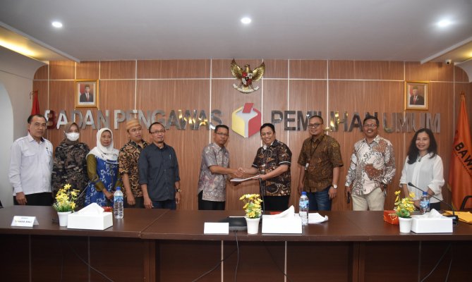 Anggota Bawaslu Puadi saat menerima Timsel calon Anggota Bawaslu Provinsi Kalimantan Barat (Kalbar) di ruang rapat lantai 5, kantor Bawaslu, Rabu (4/1/2023)