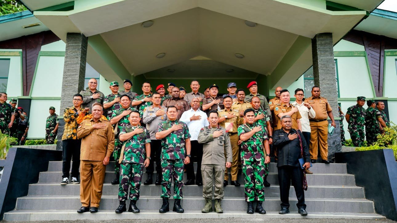 Kapolri dan Panglima TNI saat bersilaturahmi dengan Forkopimda dan masyarakat Papua/ Dok. Polri