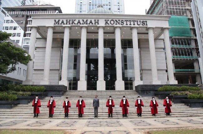 Sembilan Hakim Mahkamah Konstitusi berfoto bersama Presiden Joko Widodo di depan Gedung MK. Foto: Istimewa