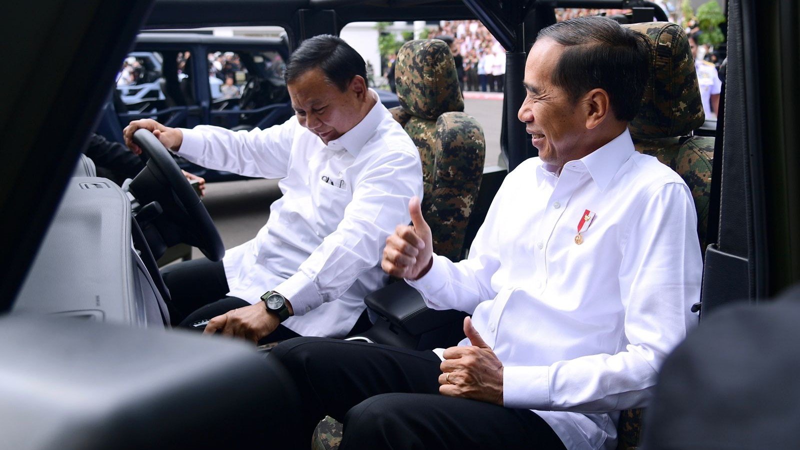 Menhan Prabowo Subianto saat bersama Presiden Jokowi mencoba Rantis Maung/ Tim Media Prabowo