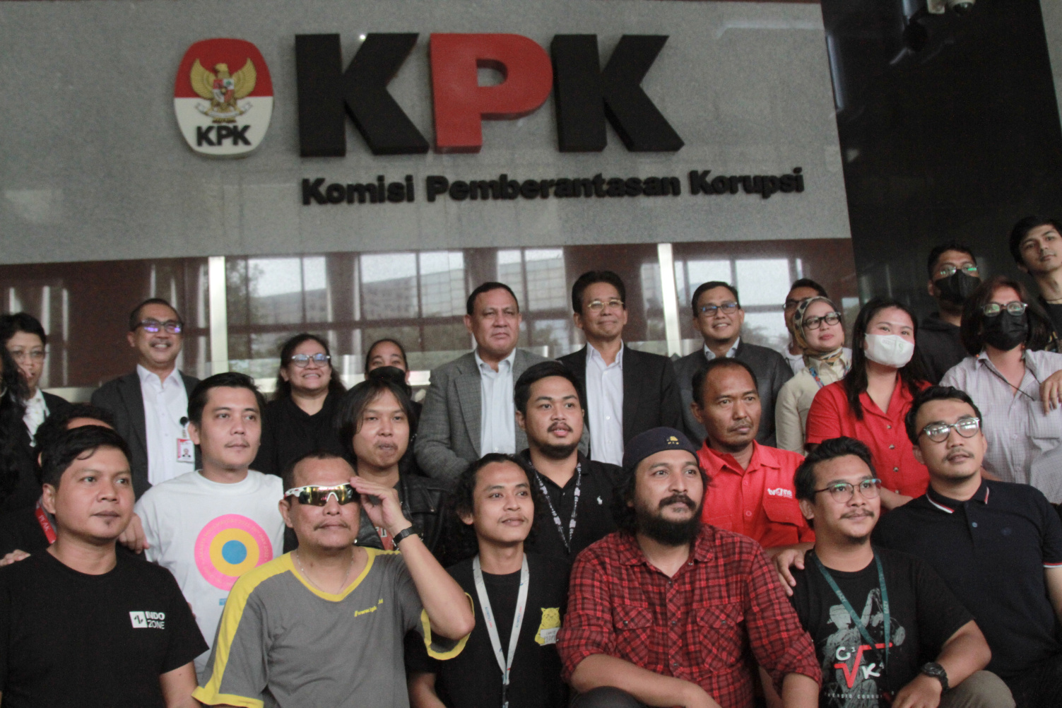 Ketua KPK Firli Bahuri memberikan ucapan selamat Hari Pers Nasional kepada Insan Pers di KPK (Ashar/SinPo.id)