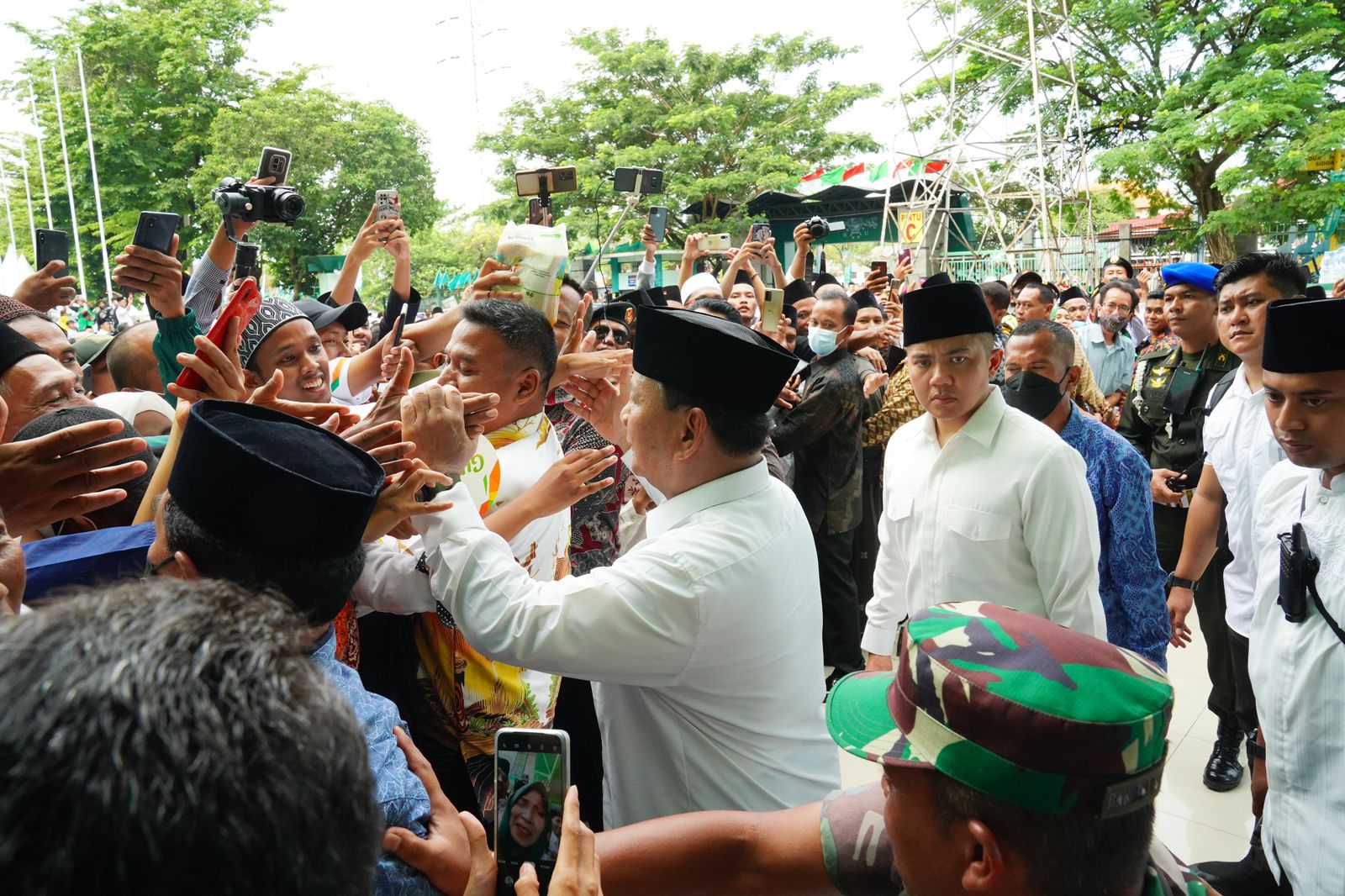 Momen Prabowo disambut warga NU saat hadir ke acara Harlah NU/Tim Media