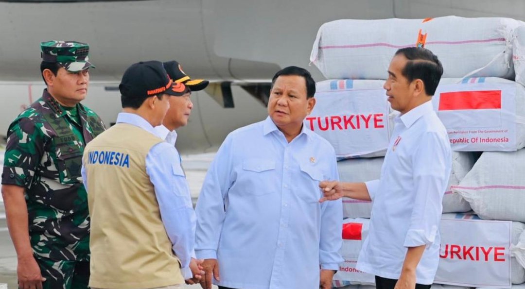 Menteri Pertahanan Prabowo Subianto bersama Presiden Jokowi saat melepas bantuan kemanusiaan untuk korban gempa Turki dan Suriah/ Tim Media Prabowo