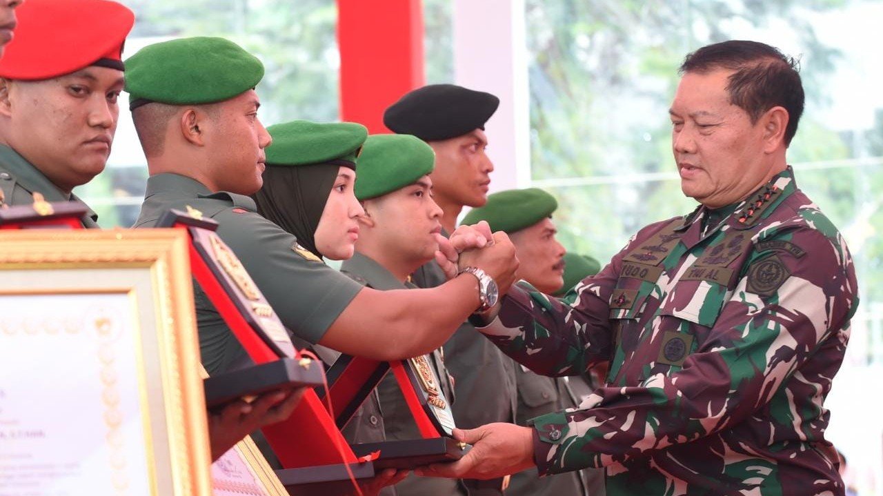 Prajurit TNI AD yang mendapat penghargaan dari Panglima/ Dispenad