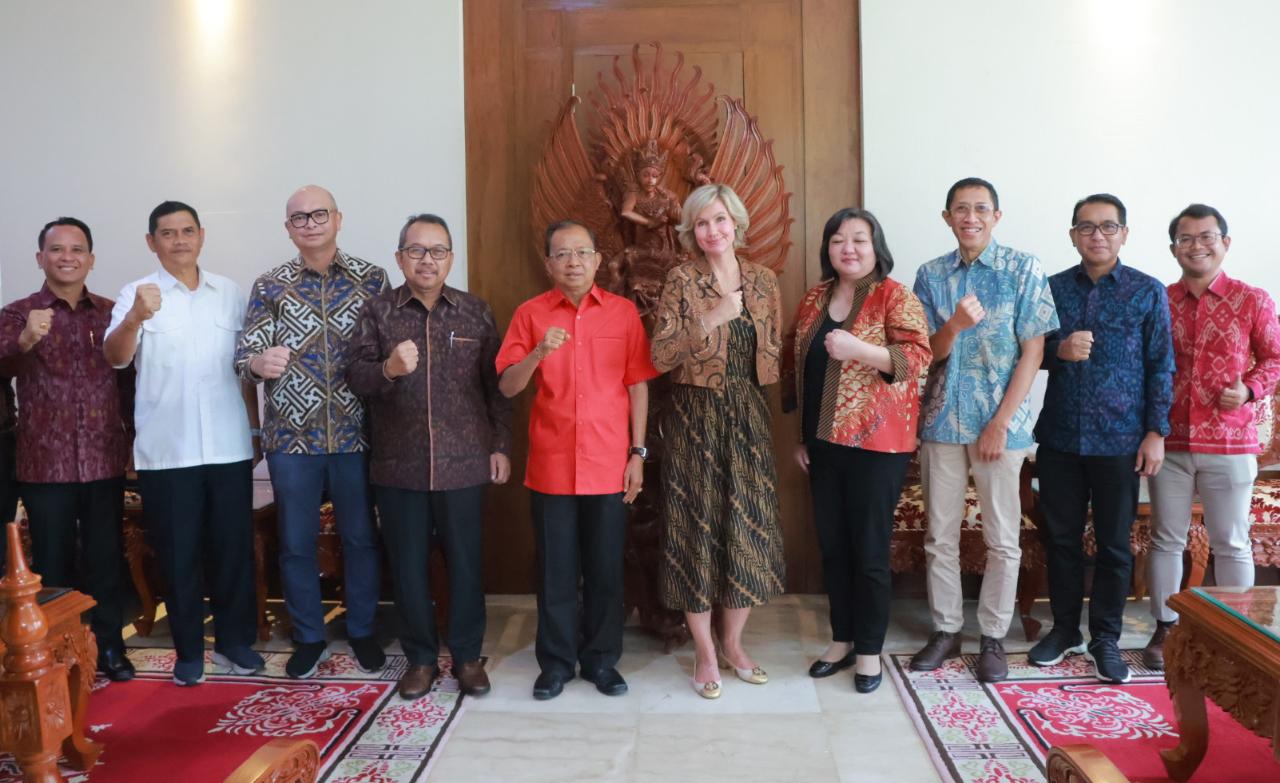 Bank Dunia melalui Kepala Perwakilan Indonesia dan Timor Leste Satu Kahkonen menemui Gubernur Bali Wayan Koster pada Rabu, 29 Maret 2023. (SinPo.id/Dok. Pemprov Bali)