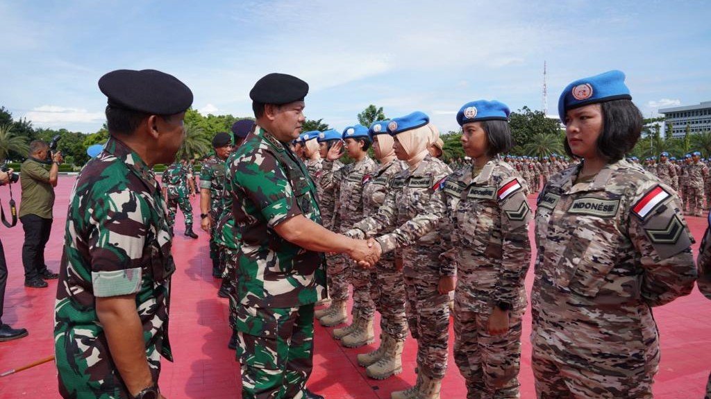 Panglima TNI Laksamana Yudo Margono saat memberangkatkan Satgas Penjaga Perdamaian (SinPo.id/ Puspen TNI)