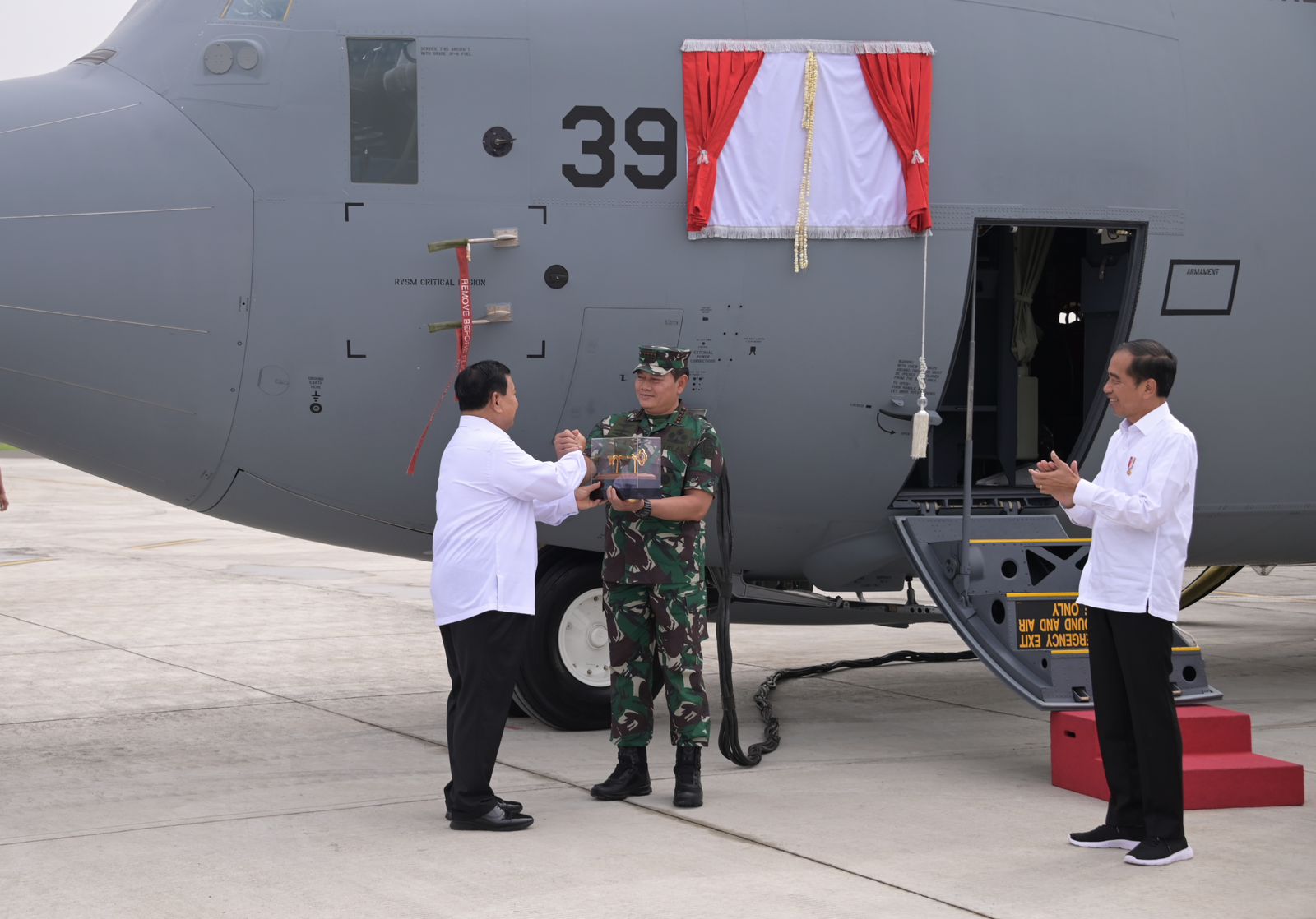 Prosesi penyerahan pesawat Hercules dari Prabowo ke Panglima TNI/Tim Media