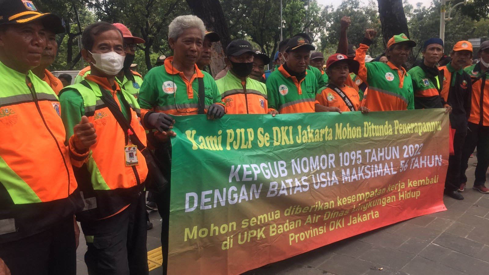 Demo eks PJLP DLH di depan Balai Kota DKI (SinPo.id/ Khaerul Anam)