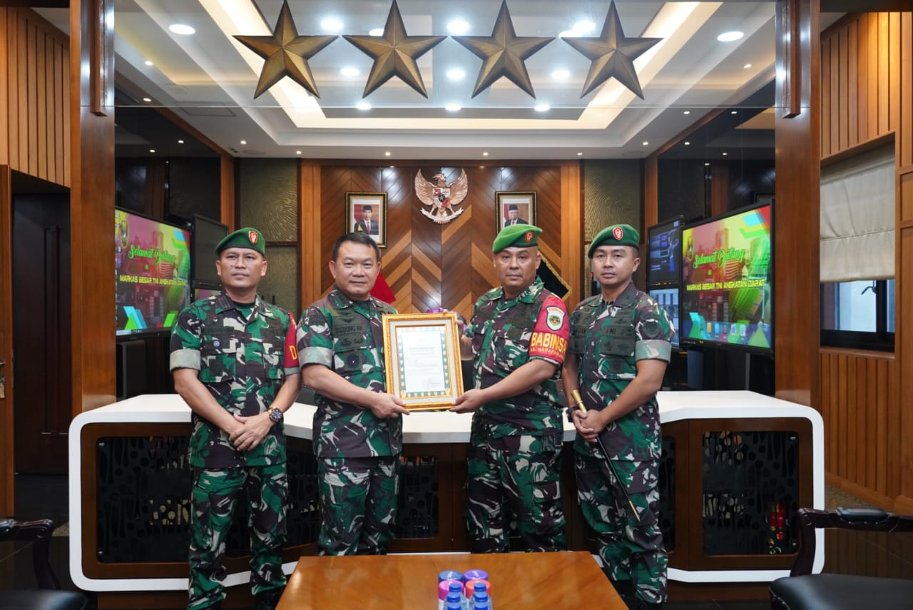 KSAD Jenderal TNI Dudung Abdurachman memberikan penghargaan kepada Babinsa Koramil 0621-01 Cibinong Kodim 0621/Bogor, Serka Sunardi (SinPo.id/TNI)