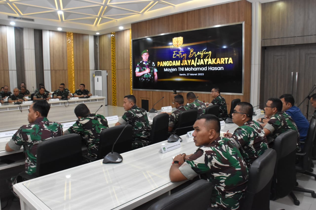 Pangdam Jaya/Jayakarta Mayjen TNI Mohamad Hasan melaksanakan entry briefing kepada Pejabat Kodam Jaya