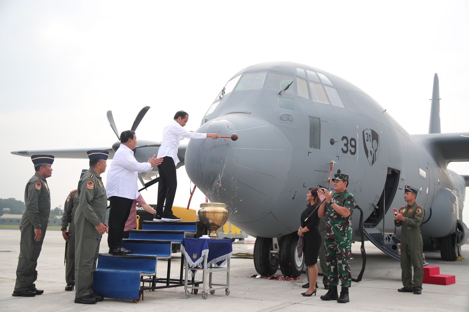 Presiden Jokowi ditemani Menhan Prabowo Subianto meresmikan pesawat Hercules baru milik TNI/Tim Media