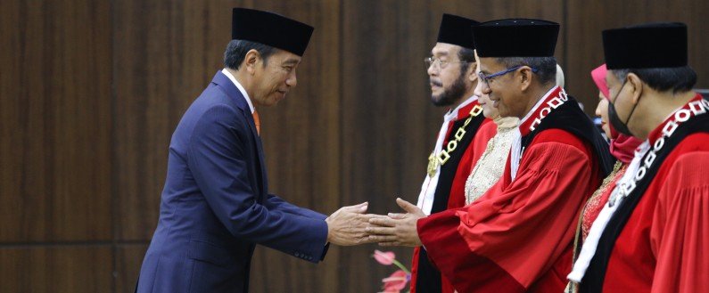 Presiden Joko Widodo bersalaman dengan Wakil Ketua MK Saldi Isra, Senin 20 Maret 2023. Foto Humas/Erwin