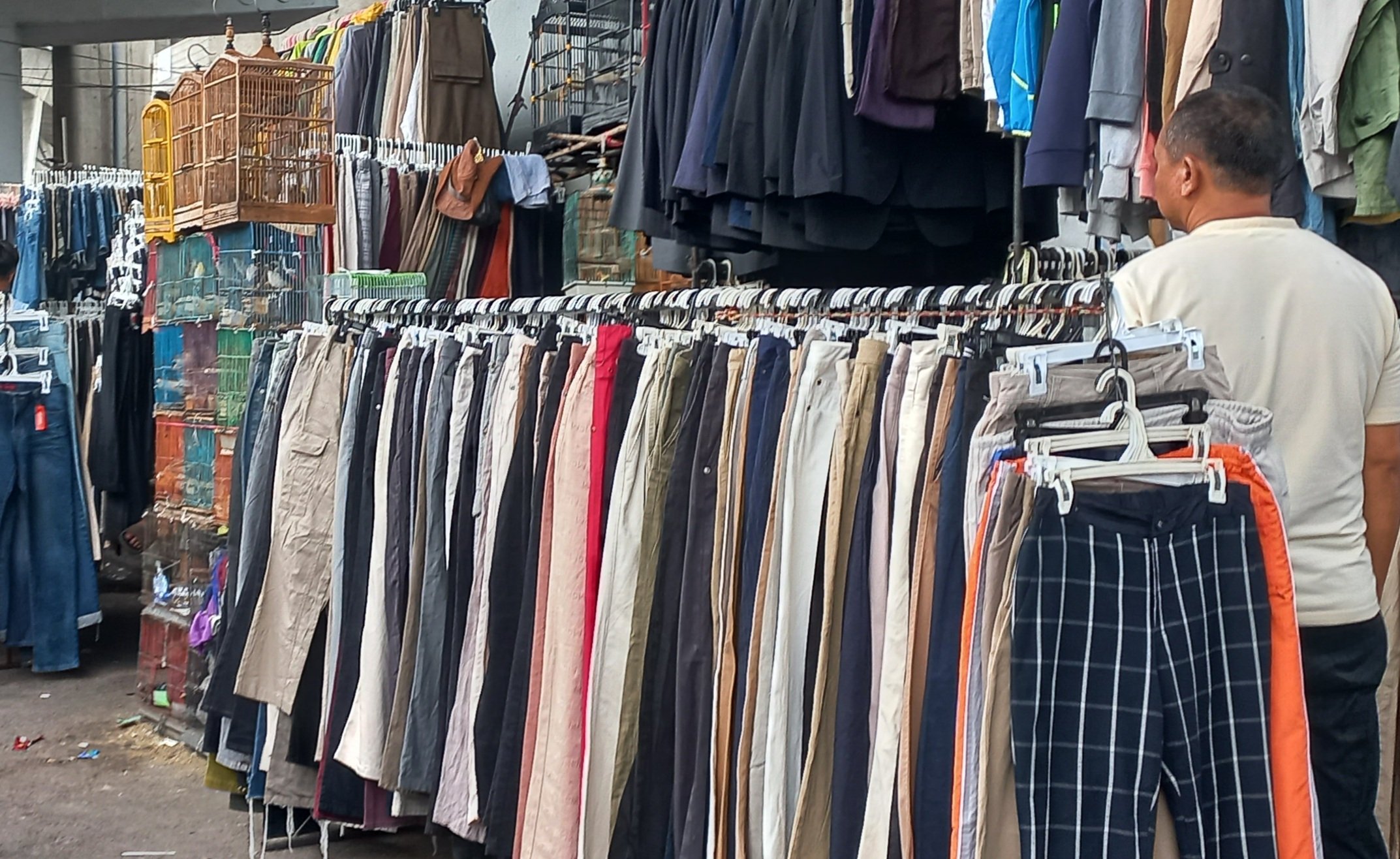 Foto: pedagang pakaian bekas impor /sinpo