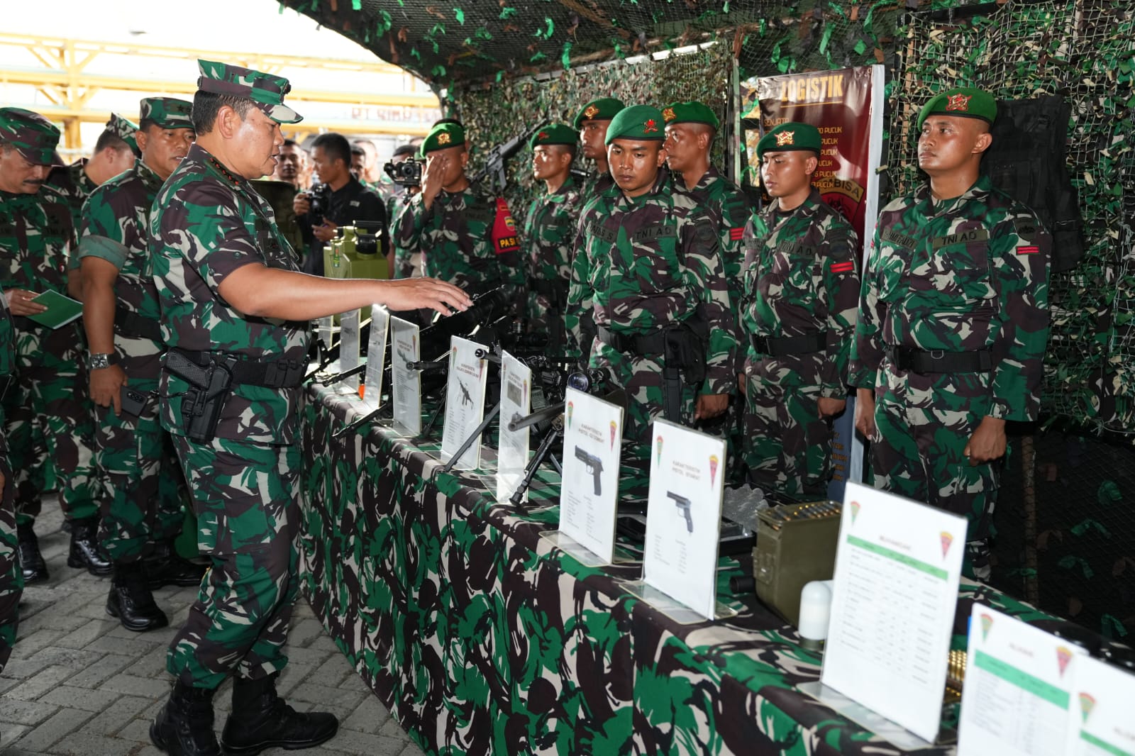 Panglima TNI, Laksmana Yudo Margono mengecek persiapan keberangkatan Satgas Pamtas/Puspen TNI