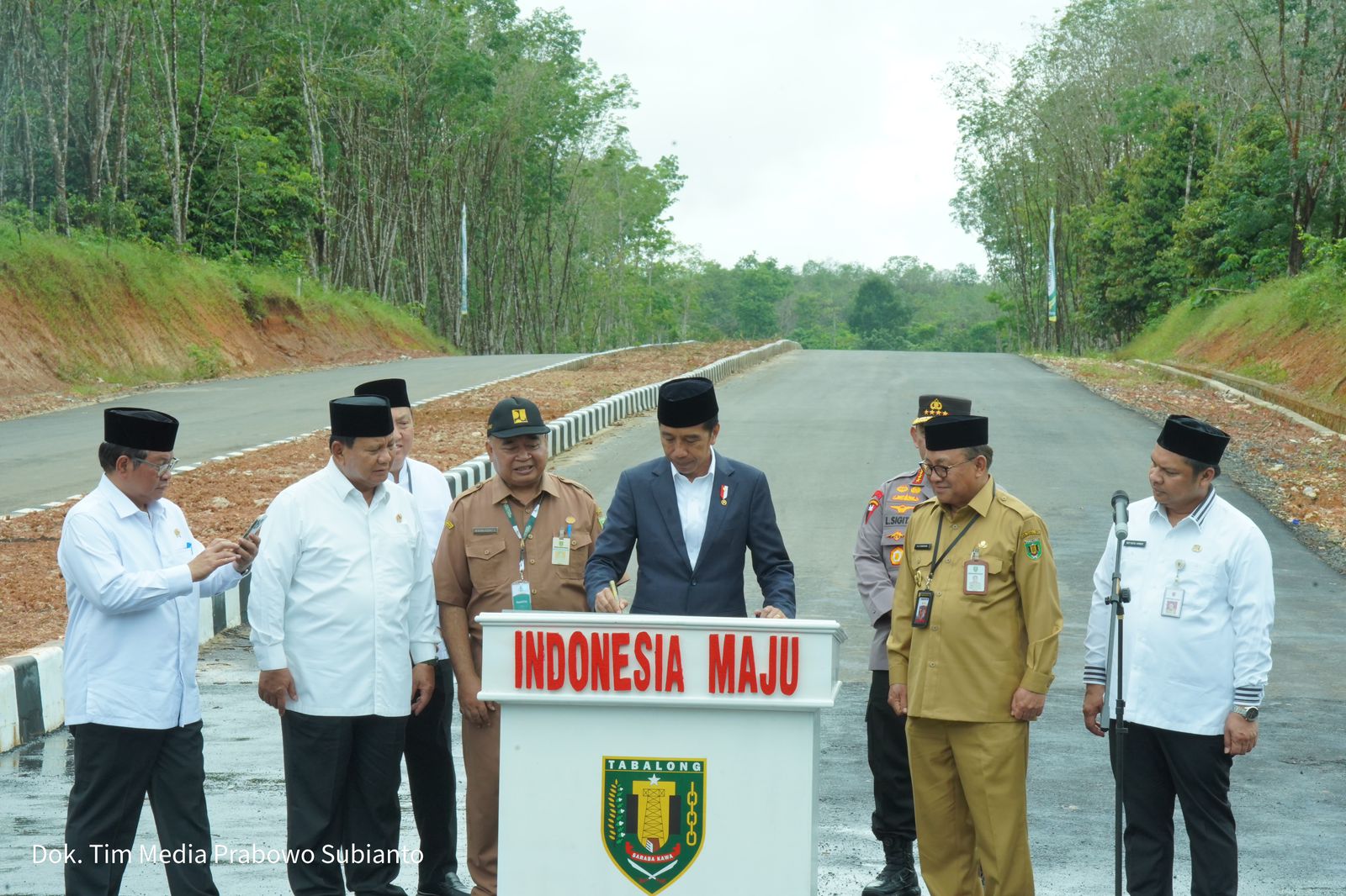 Presiden Joko Widodo didampingi Menhan Prabowo Subianto/Tim Media