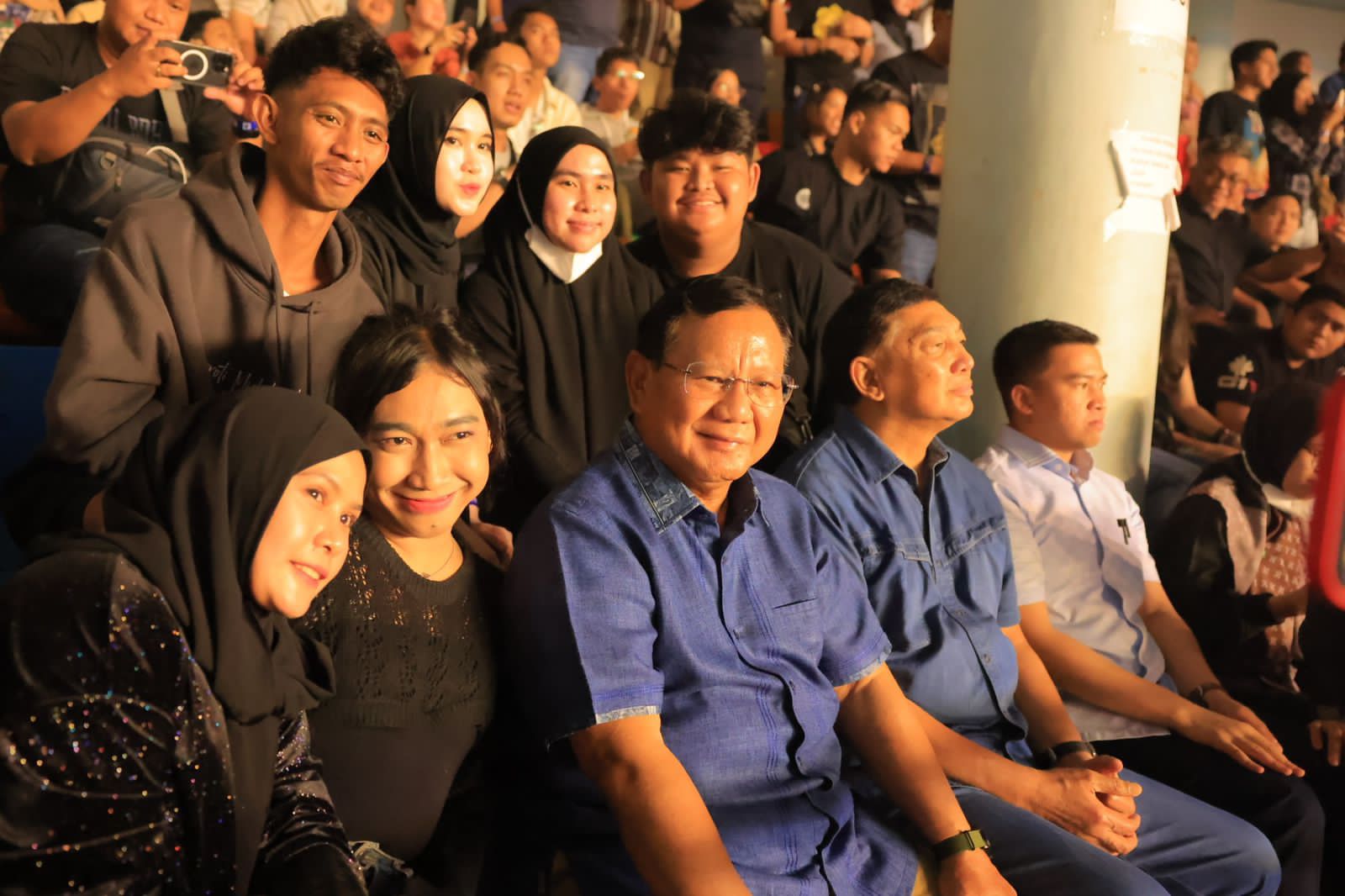 Prabowo asyik menonton konser Dewa 19 di Balikpapan/Tim Media