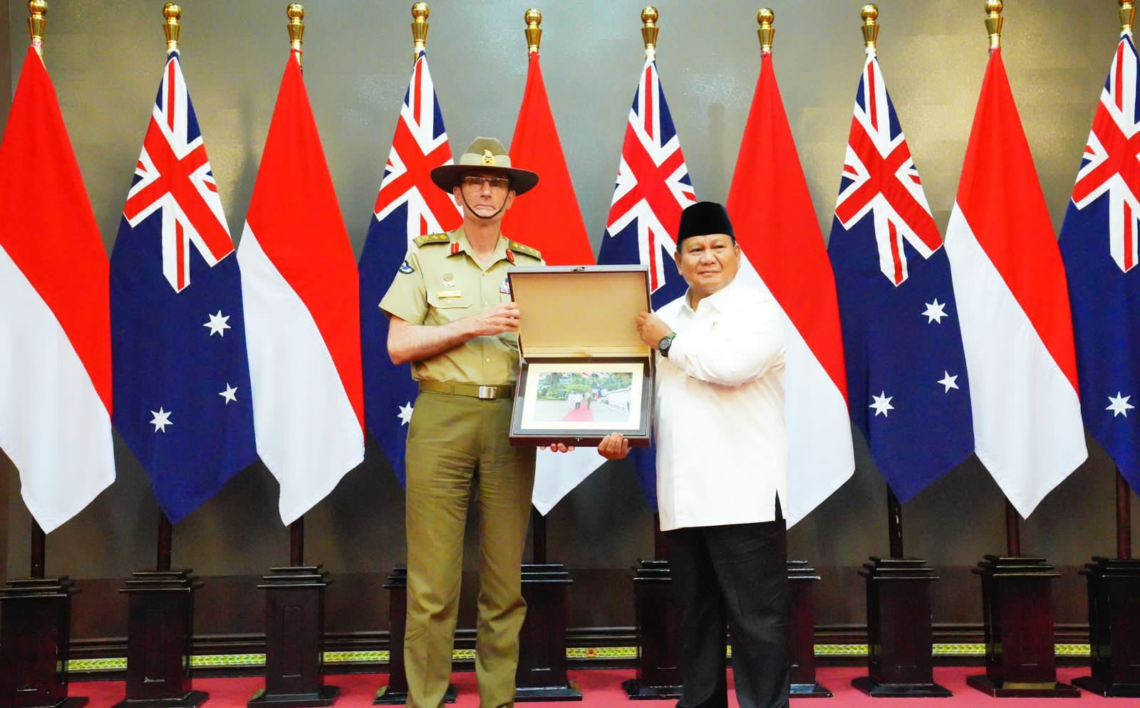 Menhan Prabowo Subianto menerima kunjungan kehormatan Panglima Angkatan Bersenjata Australia Jenderal Angus Campbell di Kantor Kemhan, Jakarta pada Senin, 6 Maret 2023/Dok. Tim Media Menhan