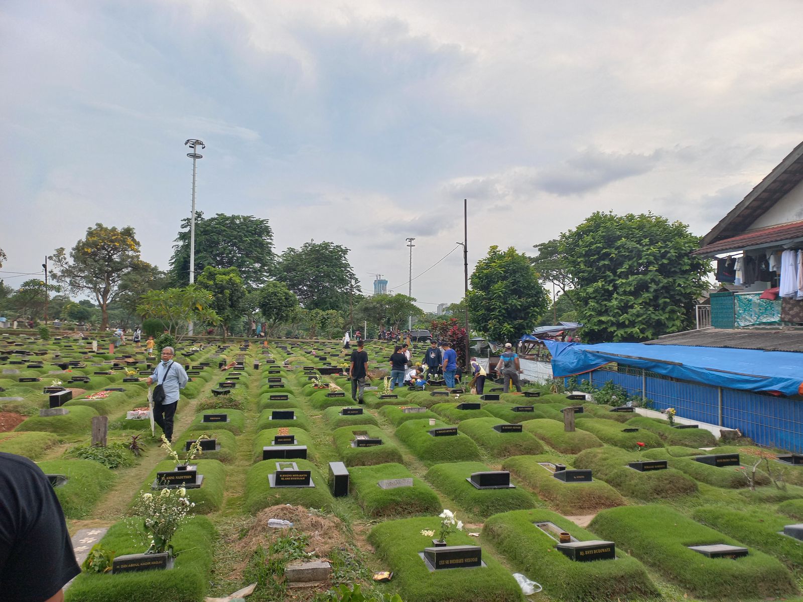 aktivitas ziarah di Taman Pemakaman Umum (TPU) Tanah Kusir, Kebayoran Lama Selatan, Jakarta Selatan/SinPo.id/Khaerul Anam