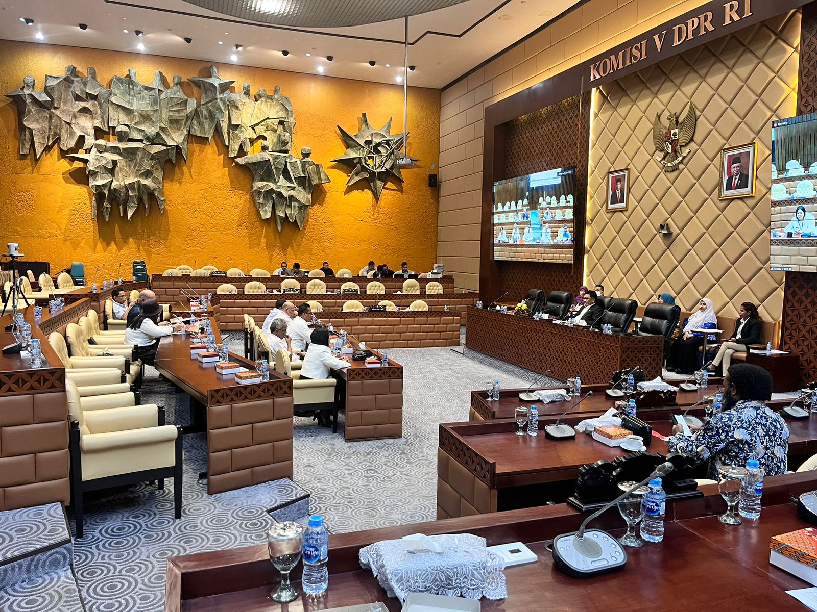 Komisi V DPR RI menggelar Rapat Dengar Pendapat (RDP) dengan perwakilan Tenaga Kerja Bongkar Muat (TKBM) Pelabuhan seluruh Indonesia di Kompleks Parlemen, Senayan, Jakarta pada Rabu, 15 Maret 2023.