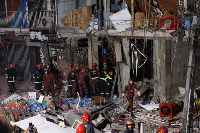 Ledakan di sebuah gedung di Bangladesh (Reuters)