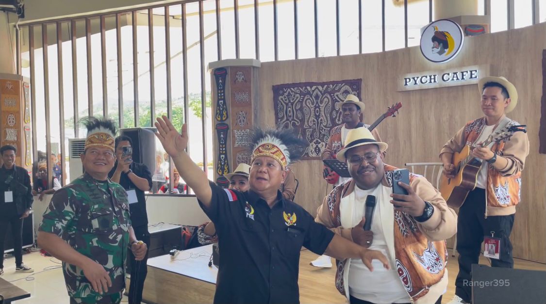 Seniman Papua saat bernyanyi bersama dalam senuah momen di kunjungan kerja di Papua/Tim Media