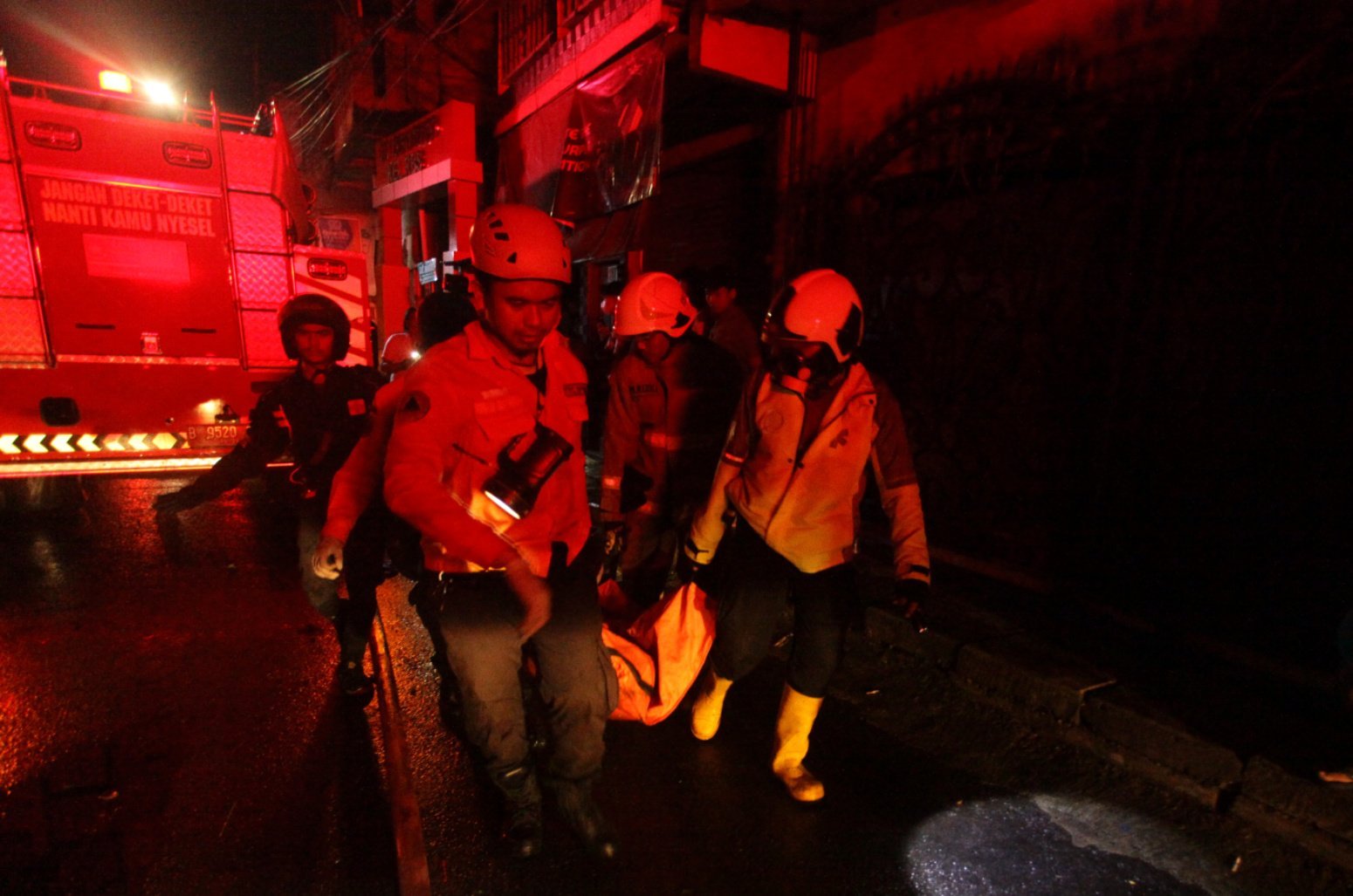 Petugas Damkar dibantu TNI dan Polri mengevakuasi jenazah kebakaran Depo Pertamina Plumpang/Ashar/SinPo.id
