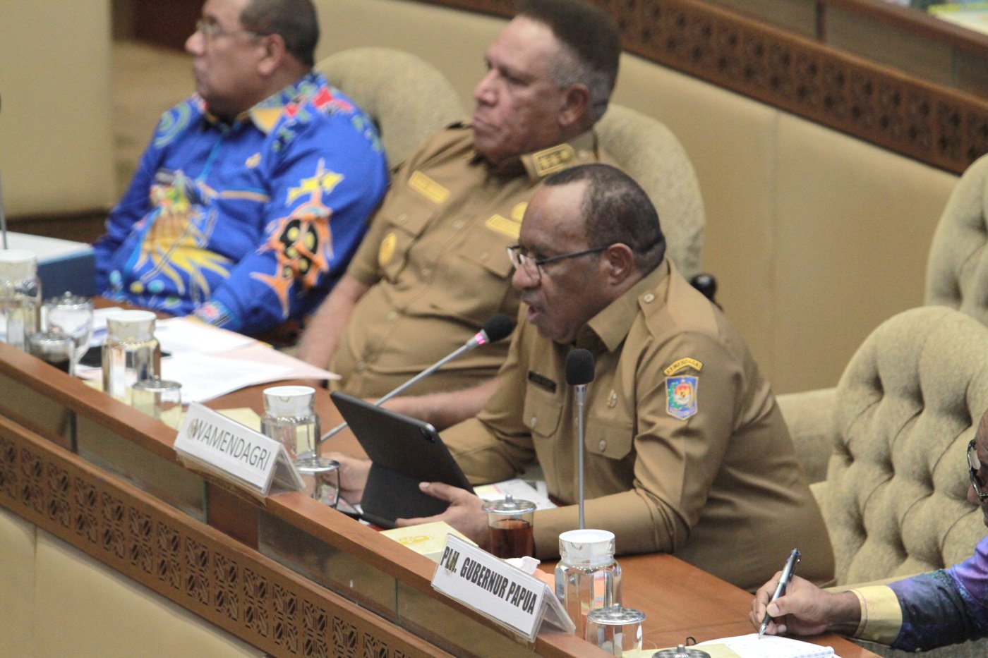Wamendagri John Wempi Wetipo saat rapat dengan Komisi II DPR RI membahas Pemerintah Provinsi Papua (Ashar/SinPo.id)