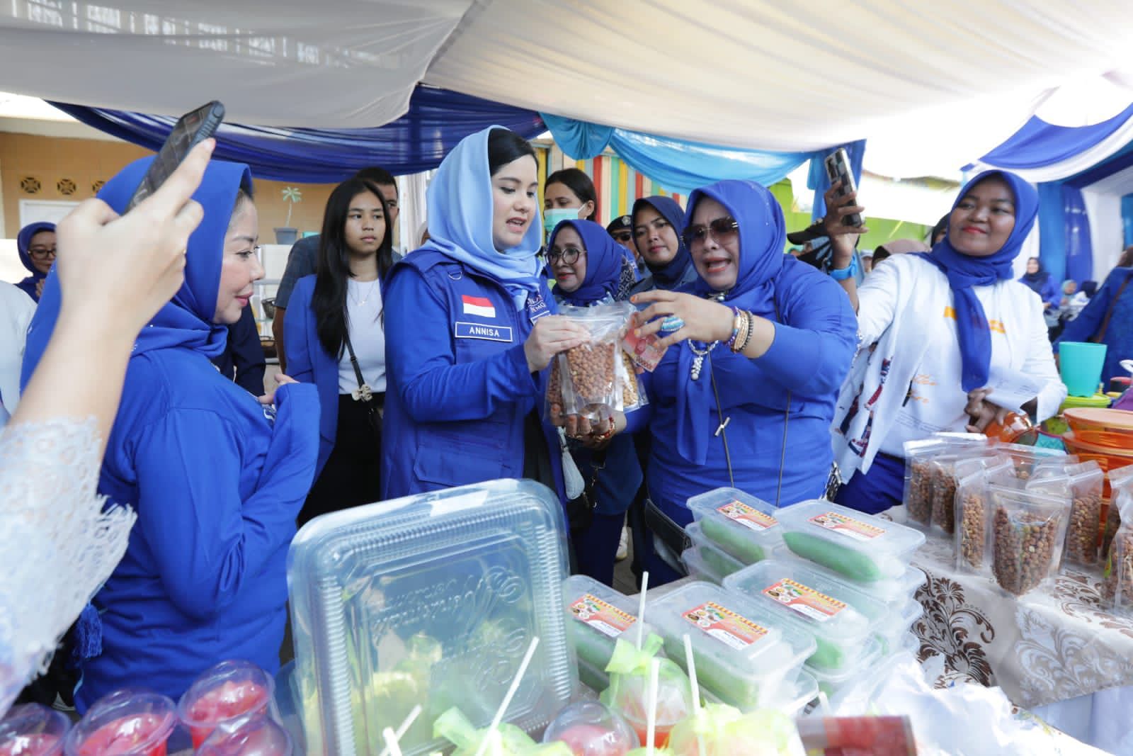 Ketua Srikandi Demokrat Pusat Annisa Pohan Yudhoyono hadir di acara 'Bazar Sembako Murah' di Kelurahan Lagoa, Jakarta Utara di penghujung Ramadan 1444 Hijriah. (SinPo.id/Dok. Demokrat)