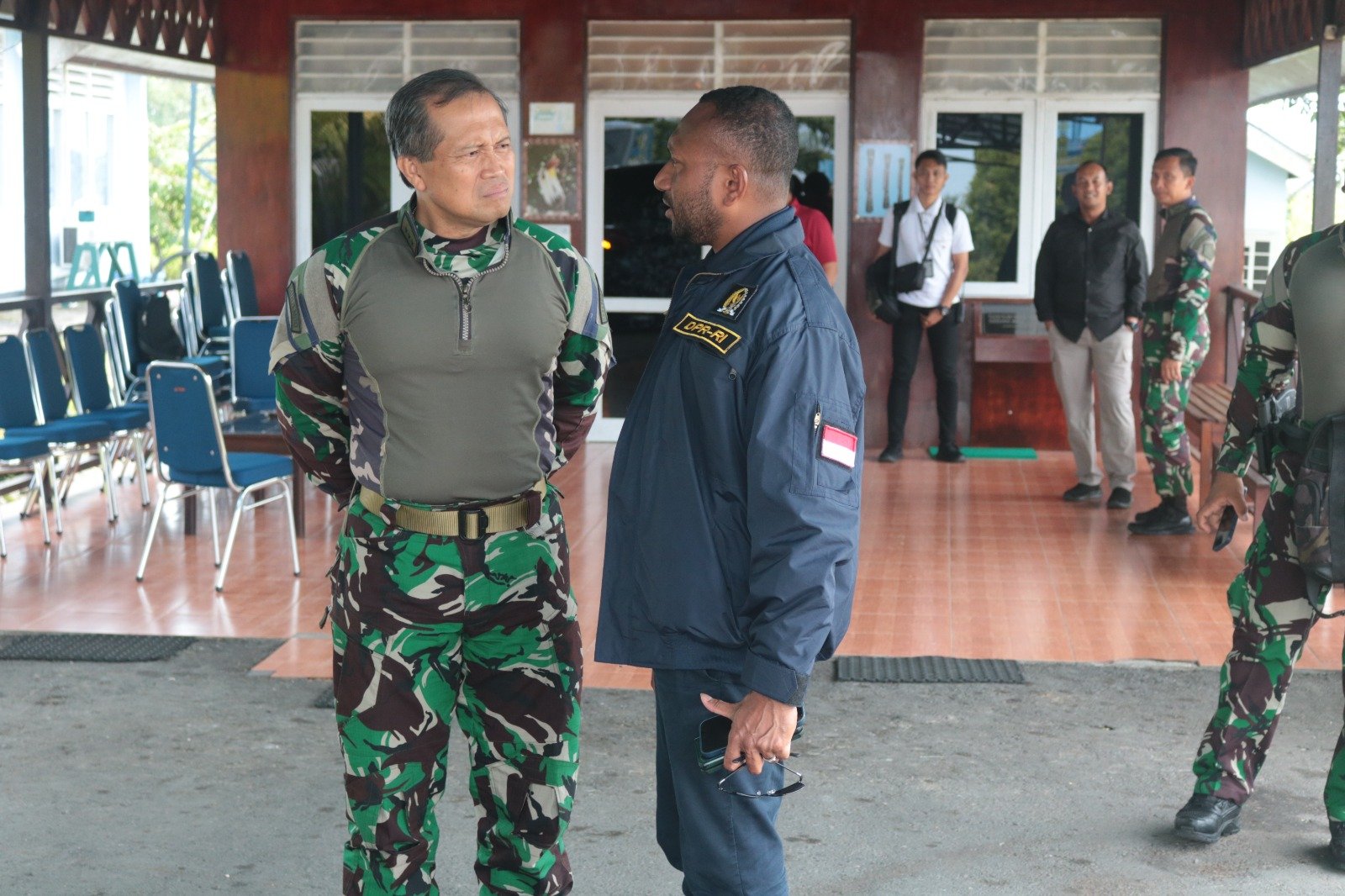 Anggota DPR Yan Permenas berkoordinasi dengan anggota TNI/SinPo.id/Tim Media