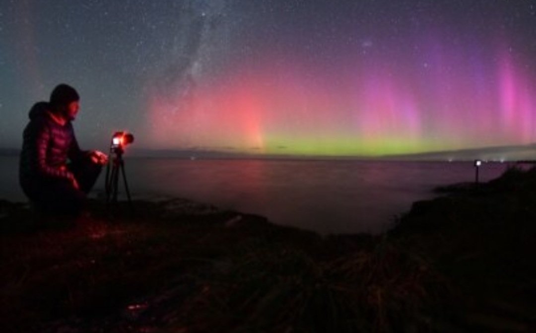 Aurora merah di langit Eropa/SinPo.id/AP