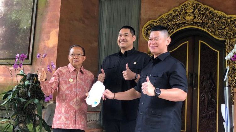 Gubernur Bali Wayan Koster bersama Menpora Dito Ariotedjo dan Ketua ANOC Indonesia Raja Sapta saat berfoto memegang logo World Beach Games 2023 di Denpasar pada Jumat, 14 April 2023. (SinPo.id/Antara)