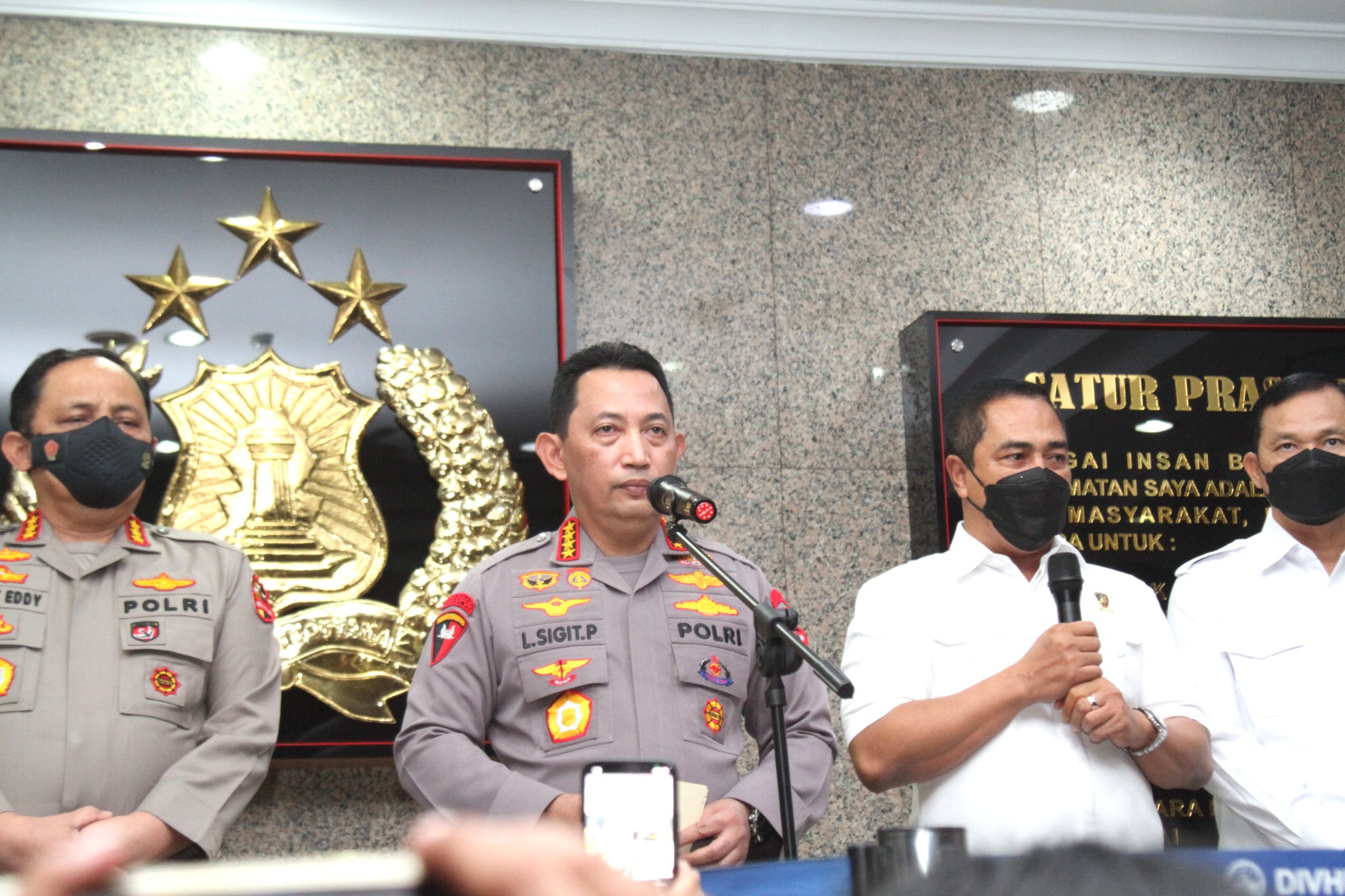 Kapolri Jenderal Pol Listyo Sigit Prabowo saat memberikan keterangan pers di Mabes Polri (Ashar/SinPo.id)