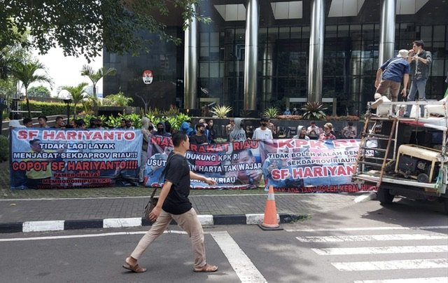 Unjuk rasa massa meminta KPK memeriksa harta Sekda Riau S F Hariyanto. Istimewa.