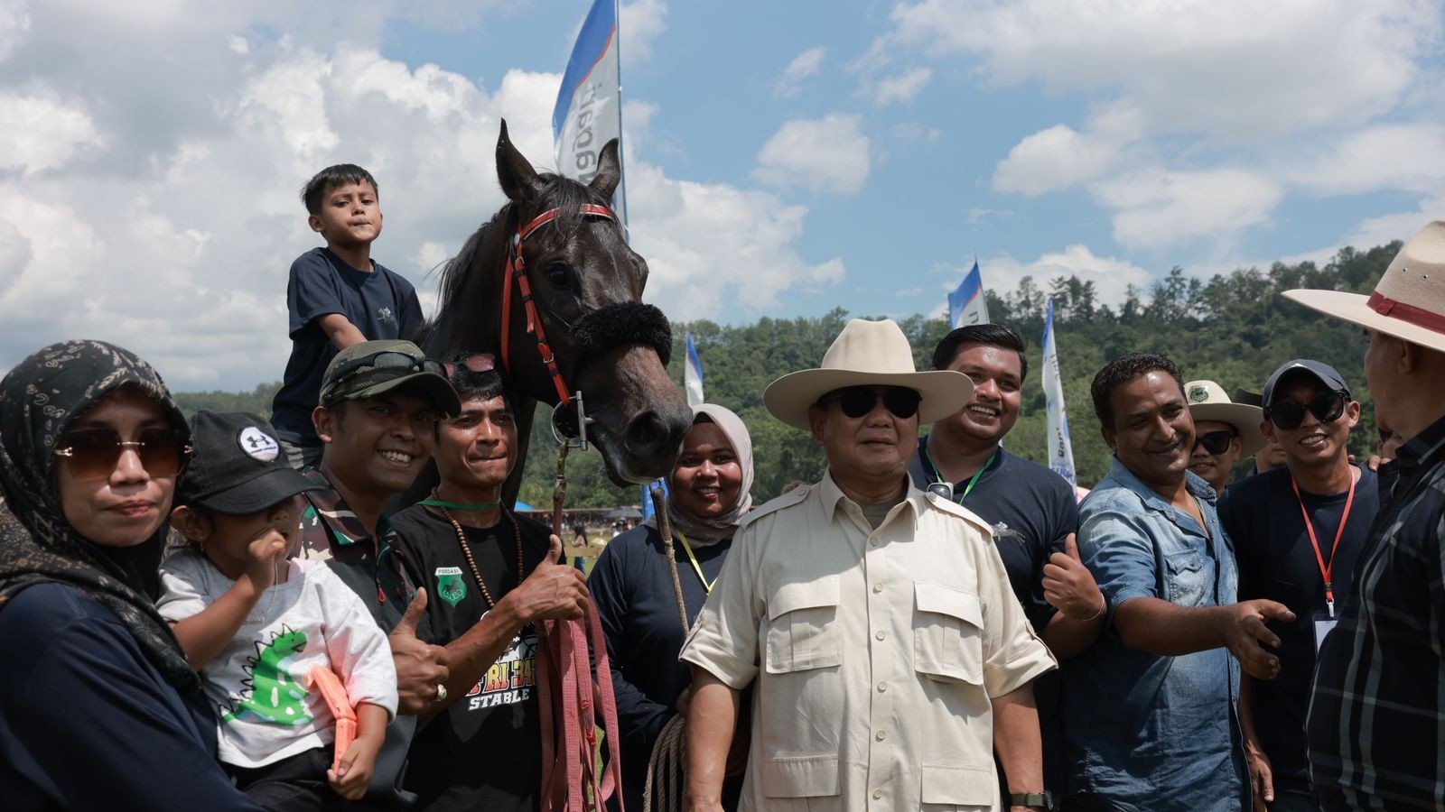 Menhan Prabowo saat menonton pacuan kuda di Sumbar (SinPo.id/ Tim Media Prabowo)