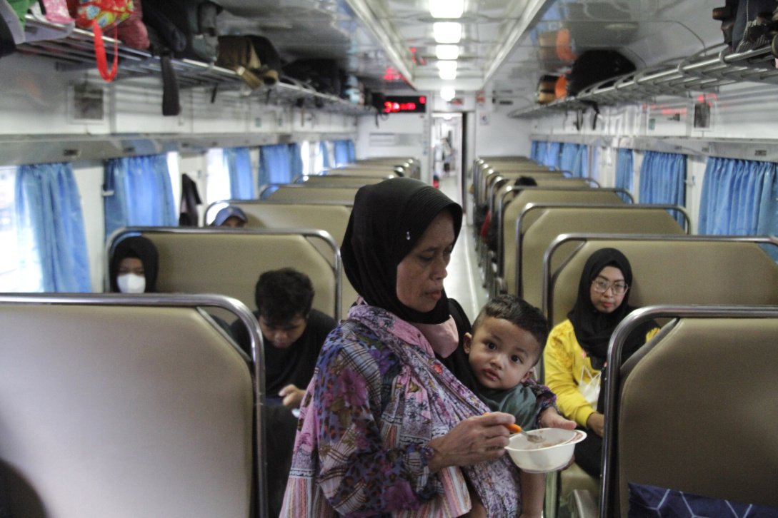 Para penumpang mulai masuk ke gerbong kereta/SinPo.id