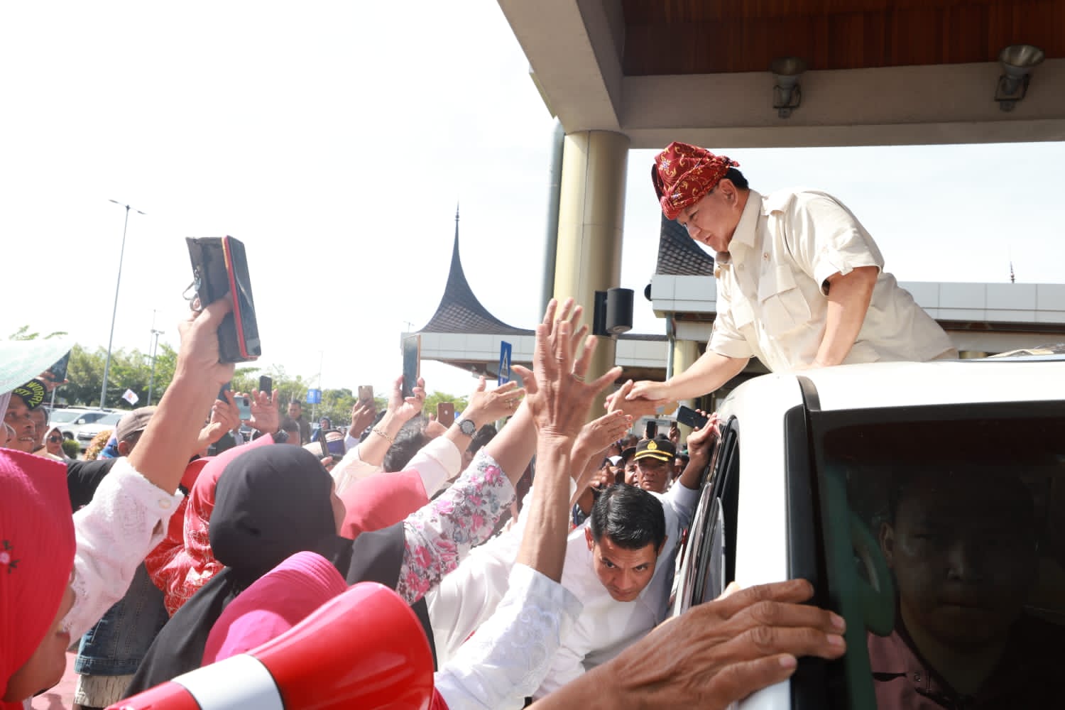 Prabowo menyalami para pendukungnya di Sumbar/SinPo.id/Tim Media