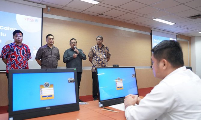 Anggota Bawaslu Puadi meninjau pelaksanaan Computer Assisted Test Bawaslu DKI Jakarta, di Gedung BKN