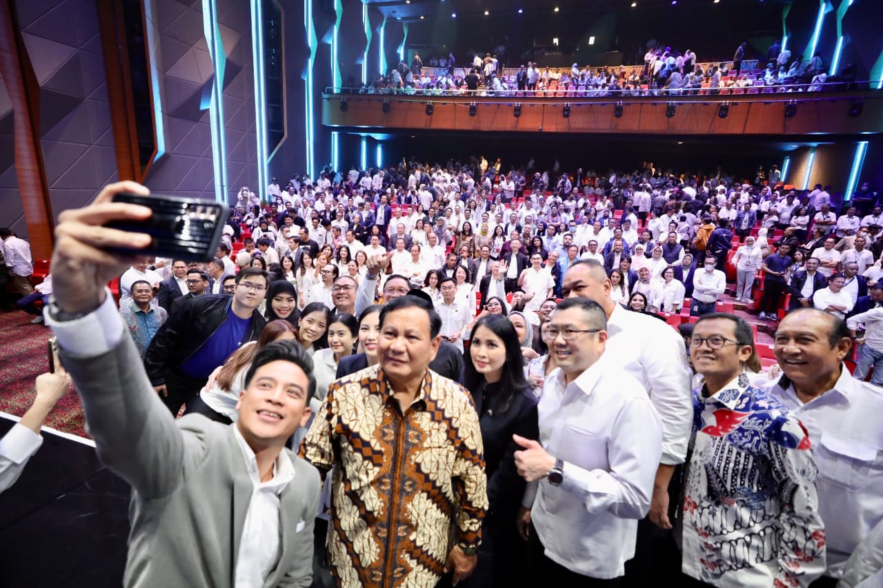 Prabowo berfoto bersama para hadiri di acara MNC Forum LXX (Sinpo.id/Tim Media)