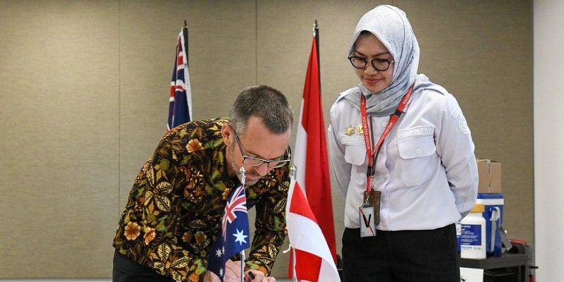Proses penyerahan vaksin dari Australia untuk Indonesia (Sinpo.id/Kedubes Australia)
