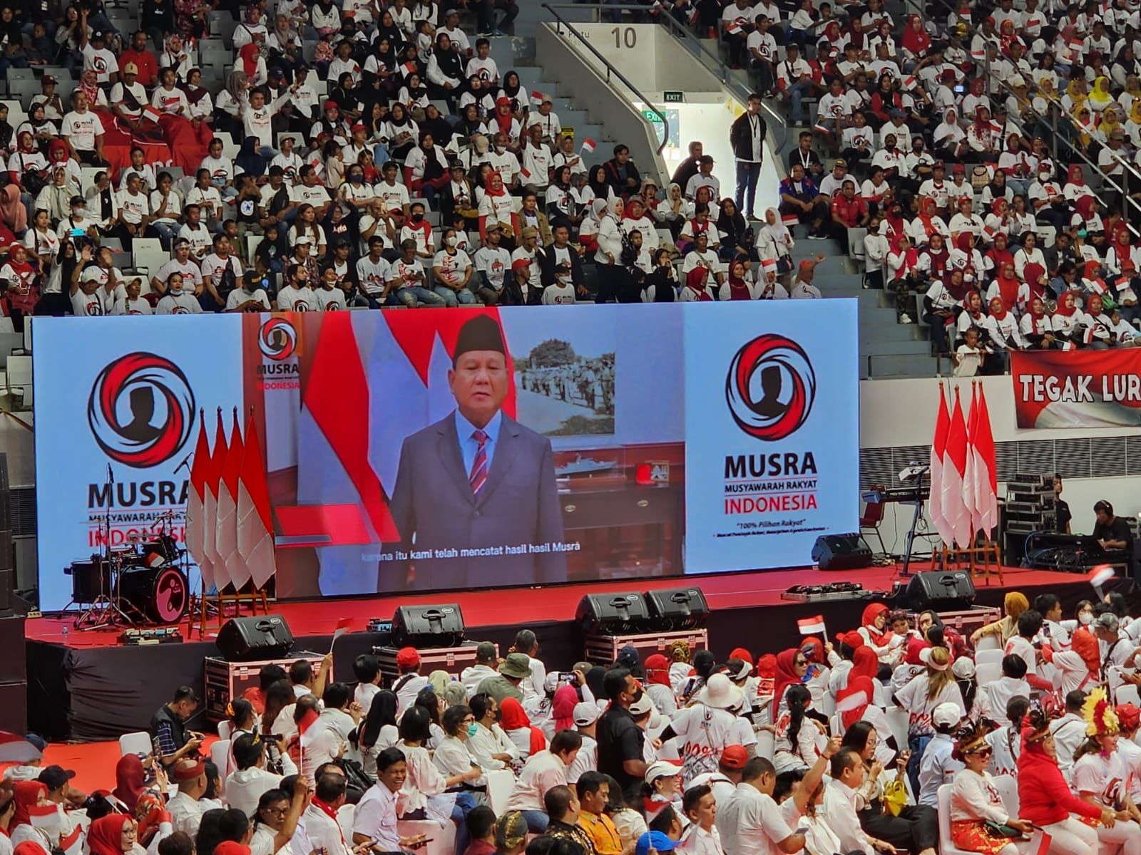 Foto Prabowo muncul di videotron dalam acara Musra bersama Presiden Jokowi (Sinpo.id/Youtube)